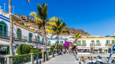 Puerto de Mogan, İspanya, 5 Kasım 2024. Kanarya Adaları 'ndaki güzel Puerto de Mogan kasabasının manzarası. Yüksek kalite fotoğraf
