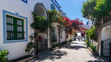 Puerto de Mogan, İspanya, 5 Kasım 2024. Kanarya Adaları 'ndaki Puerto de Mogan' ın renkli sokakları. Yüksek kalite fotoğraf