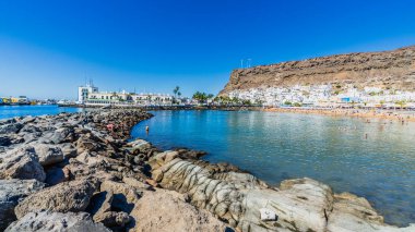 Puerto de Mogan, İspanya, 5 Kasım 2024. Kanarya Adaları 'ndaki güzel Puerto de Mogan kasabasının manzarası. Yüksek kalite fotoğraf