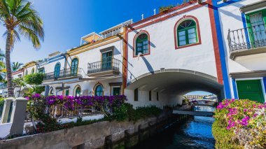 Puerto de Mogan, İspanya, 5 Kasım 2024. Kanarya Adaları 'ndaki Puerto de Mogan' ın renkli sokakları. Yüksek kalite fotoğraf