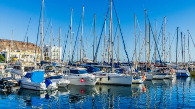 Puerto de Mogan, İspanya, 5 Kasım 2024. Kanarya Adaları 'ndaki Puerto de Mogan Limanı manzarası. Yüksek kalite fotoğraf