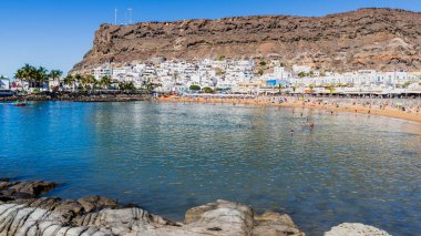 Puerto de Mogan, İspanya, 5 Kasım 2024. Kanarya Adaları 'ndaki güzel Puerto de Mogan kasabasının manzarası. Yüksek kalite fotoğraf