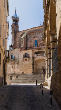 Extremadura, İspanya 'nın Trujillo kentindeki anıtsal caddede. Yüksek kalite fotoğraf