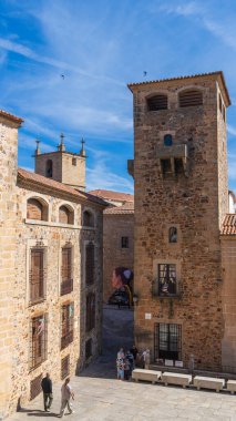 Caceres, İspanya, 26 Mayıs 2024. Extremadura 'daki Caceres şehrinin eski ve anıtsal merkezi. Yüksek kalite fotoğraf