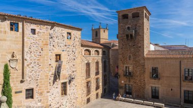 Caceres, İspanya, 25 Mayıs 2024. Extremadura 'daki Caceres şehrinin eski ve anıtsal merkezi. Yüksek kalite fotoğraf