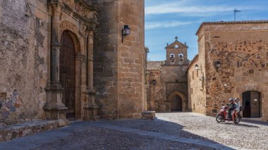 Caceres, İspanya, 25 Mayıs 2024. Extremadura 'daki Caceres şehrinin eski ve anıtsal merkezi. Yüksek kalite fotoğraf