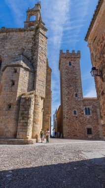 Caceres, İspanya, 26 Mayıs 2024. Extremadura 'daki Caceres şehrinin eski ve anıtsal merkezi. Yüksek kalite fotoğraf