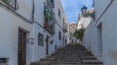 19 Şubat 2025. Altea, İspanya. Altea şehrinin sokakları, Alicante, Costa Blanca, İspanya. 