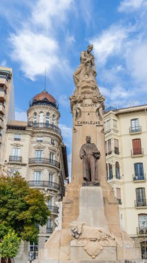 18 Şubat 2025. Alicante, İspanya. İspanya 'nın Alicante şehrinde bir meydan. Yüksek kalite fotoğraf