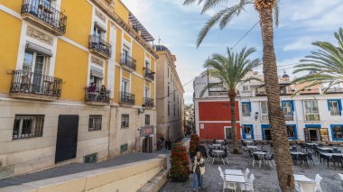 18 Şubat 2025. Alicante, İspanya. İspanya 'nın Alicante şehrinde bir meydan. Yüksek kalite fotoğraf