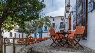 19 Şubat 2025. Altea, İspanya. İspanya 'nın Alicante kentindeki Altea kasabasında güzel bir meydan. Yüksek kalite fotoğraf