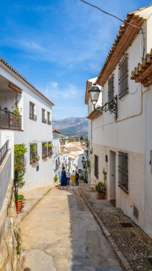 19 Şubat 2025. Altea, İspanya. Altea şehrinin sokakları, Alicante, Costa Blanca, İspanya. 