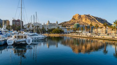 19 Şubat 2025. Alicante, İspanya. Alicante limanı, gün batımında, İspanya. Yüksek kalite fotoğraf