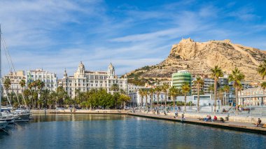 18 Şubat 2025. Alicante, İspanya. Alicante Limanı, Valensiyalı cemaati, İspanya. Yüksek kalite fotoğraf