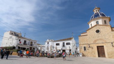 19 Şubat 2025. Altea, İspanya. Altea kasabasındaki kilise meydanı, Alicante, Costa Blanca, İspanya