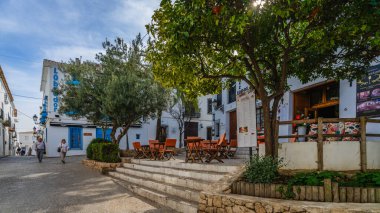 19 Şubat 2025. Altea, İspanya. İspanya 'nın Alicante kentindeki Altea kasabasında güzel bir meydan. Yüksek kalite fotoğraf