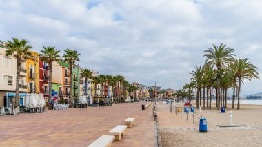 Villajoyosa, Alicante, 21 Şubat 2025. Güzel Alicante kasabası Villajoyosa 'da bir sahil. Yüksek kalite fotoğraf