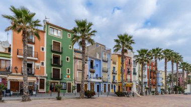 Villajoyosa, Alicante, 21 Şubat 2025. Renkli ve güzel Villajoyosa kasabası, Alicante. Yüksek kalite fotoğraf