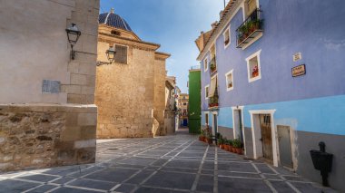 Villajoyosa, Alicante, 16 Şubat 2025. İspanya, Alicante, Villajoyosa kasabasının renkli evleri, sokakları ve meydanları. Yüksek kalite fotoğraf