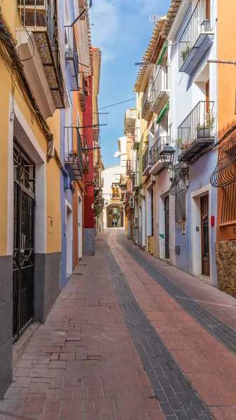 Villajoyosa, Alicante, 16 Şubat 2025. İspanya, Alicante, Villajoyosa kasabasının renkli evleri, sokakları ve meydanları. Yüksek kalite fotoğraf