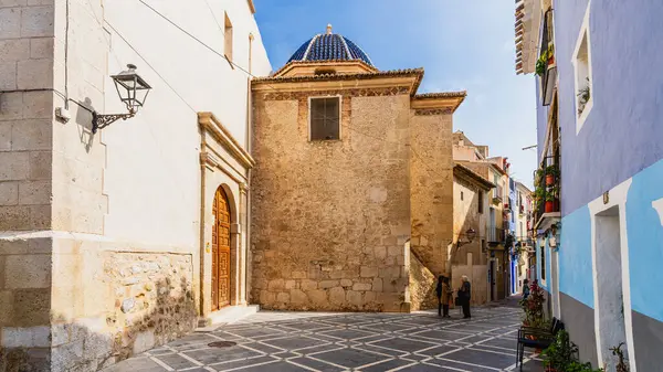 Villajoyosa, Alicante, 16 Şubat 2025. İspanya, Alicante, Villajoyosa kasabasının renkli evleri, sokakları ve meydanları. Yüksek kalite fotoğraf