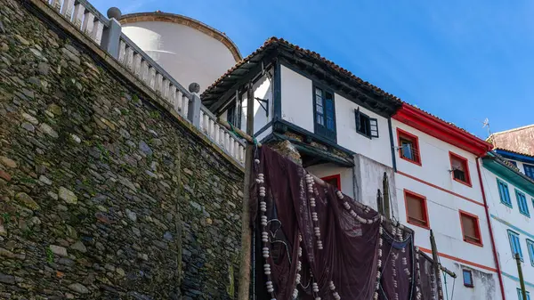 Asturias 'taki Cudillero, Cuideiru köyünde balık ağları ve geleneksel evler. Yüksek kalite fotoğraf