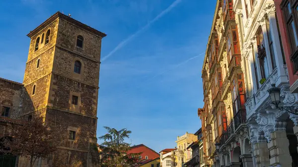Aviles, Asturias 'taki San Nicolas de Bari Kilisesi' nin kulesi. Yüksek kalite fotoğraf