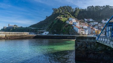 Cudillero, İspanya, 15 Şubat 2025. Asturias 'ın Cudillero köyü manzarası. Yüksek kalite fotoğraf