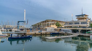 Alicante, İspanya, 24 Şubat 2025. Gün batımında Alicante limanının manzarası. Yüksek kalite fotoğraf