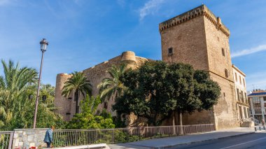 Elche, İspanya, 24 Şubat 2025. Elche şehrindeki Altamira Kalesi ve Sarayı. Yüksek kalite fotoğraf