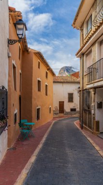 Polop, İspanya, 25 Şubat 2025. Alicante 'deki Polop de la Marina köyünün manzarası. Yüksek kalite fotoğraf