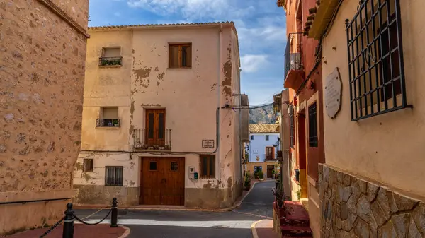 Polop, İspanya, 25 Şubat 2025. Alicante 'deki Polop de la Marina köyünün manzarası. Yüksek kalite fotoğraf