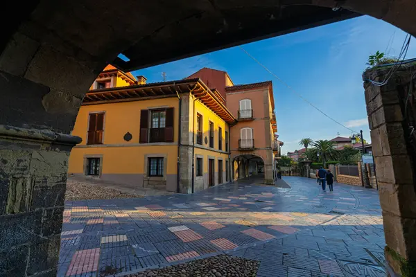 Aviles, İspanya, 14 Şubat 2025 - Aviles, Asturias 'taki Galiana Caddesi. Yüksek kalite fotoğraf