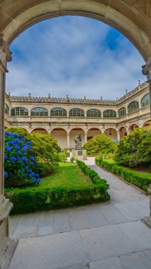 Galiçya 'nın Santiago de Compostela kentindeki Pazo de Fonseca Sarayı' nın avlusu. Yüksek kalite fotoğraf