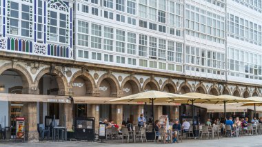 Bir Coruna, İspanya, 23 Haziran 2025. Galiçya 'nın A Coruna şehrindeki cam binalar. Yüksek kalite fotoğraf