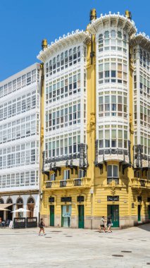 Bir Coruna, İspanya, 23 Haziran 2025. Galiçya 'nın A Coruna şehrindeki cam binalar. Yüksek kalite fotoğraf