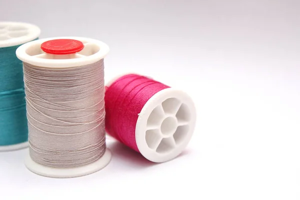 Green Red Colored Thread Spools Placed White Background — Stock Photo, Image