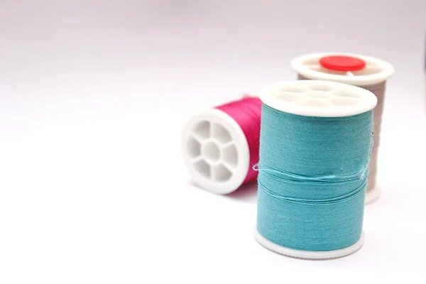 白の背景に配置された色の糸のスプール — ストック写真