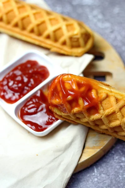 Maïshonden Wafel Ketchup Een Grijze Tafel — Stockfoto