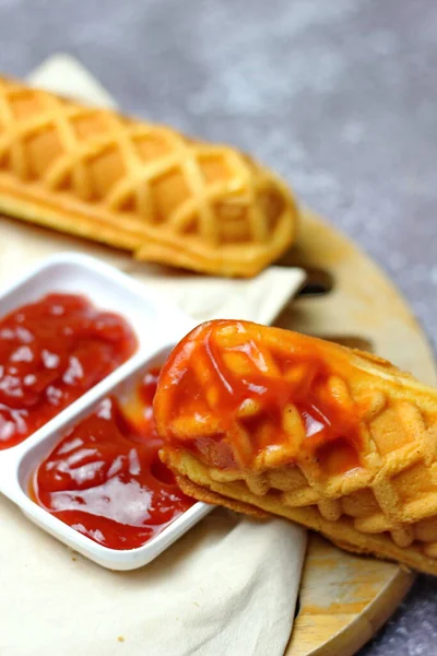 Gaufre Maïs Ketchup Sur Une Table Grise — Photo