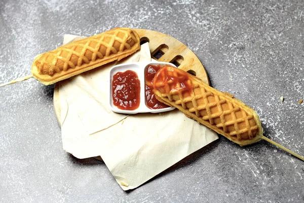 Maiswaffel Und Ketchup Auf Einem Grauen Tisch — Stockfoto
