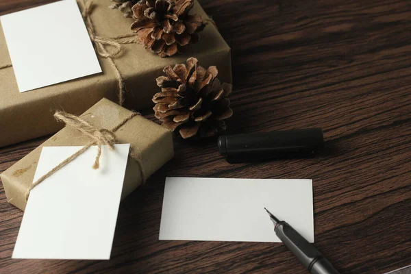 Une Boîte Cadeau Anniversaire Enveloppée Dans Papier Recyclé Est Préparation — Photo