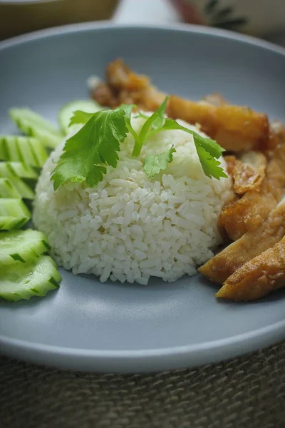 Nasi Ayam Hainan Dengan Ayam Goreng Ayam Goreng Disajikan Dengan — Stok Foto