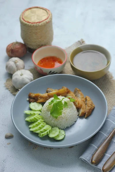 Nasi Ayam Hainan Dengan Ayam Goreng Atau Nasi Ayam Kukus — Stok Foto