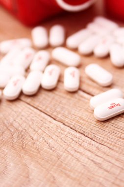 WASHINGTON, ABD - 15 Ekim 2022: Tahta masadaki bir sürü hapla birlikte fazladan Tylenol gücü