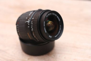 Bangkok, Tayland - 23 Aralık 2021: Sigma zoom lensi 28-80 mm.