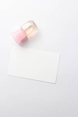 Beyaz arka planda parfüm şişesi ve telif alanı.