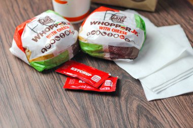 Bangkok Tayland, 09 Ocak 2023 Burger King 'in hamburgeri, Whopper ve içki dükkanı. Fast food işi geçmişi.