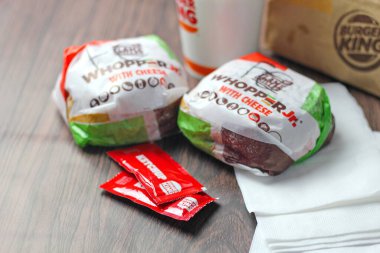Bangkok Tayland, 09 Ocak 2023 Burger King 'in hamburgeri, Whopper ve içki dükkanı. Fast food işi geçmişi.