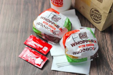 Bangkok Tayland, 09 Ocak 2023 Burger King 'in hamburgeri, Whopper ve içki dükkanı. Fast food işi geçmişi.